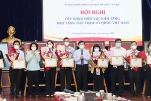 Phó Chủ tịch Ủy ban Trung ương MTTQ Việt Nam Nguyễn Hữu Dũng trao Giấy ghi nhận của Ban Thường trực Ủy ban Trung ương Mặt trận Tổ quốc Việt Nam cho các tổ chức, cá nhân hiến tặng hiện vật