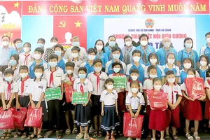Hội Nông dân TPHCM trao 50 suất học bổng cho học sinh  ở thị trấn Ba Chúc