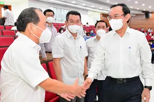 Bí thư  Thành ủy TPHCM Nguyễn Văn Nên trao đổi với các đại biểu tham gia lớp bồi dưỡng, cập nhật kiến thức đối với cán bộ lãnh đạo, quản lý đối tượng 3 do Thành ủy TPHCM tổ chức, tháng 12-2021. Ảnh:  VIỆT DŨNG