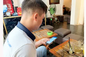 Anh T. chia sẻ với phóng viên Báo SGGP về việc bị dẫn dụ tham gia  bán hàng trực tuyến và bị mất gần 40 triệu đồng