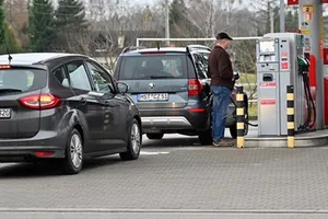 Bơm xăng cho các phương tiện tại trạm xăng ở Lubieszyn, miền Tây Bắc Ba Lan. Ảnh: PAP