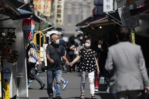 Nhật Bản nới lỏng biện pháp phòng dịch ngay tại các địa phương đang trong tình trạng khẩn cấp. Ảnh: AP