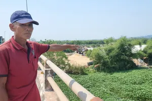 Bên phải cầu Sông Lũy bị san lấp,  lấn chiếm hơn 15 năm qua. Ảnh: MINH PHONG