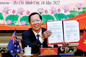 Chủ tịch UBND TPHCM Phan Văn Mãi vừa ký trực tuyến thỏa thuận thiết lập quan hệ hữu nghị và hợp tác giữa UBND TPHCM  và Chính quyền bang Victoria, Australia. Ảnh: VIỆT DŨNG