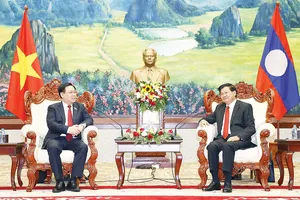 Chủ tịch Quốc hội Vương Đình Huệ đến chào xã giao  Tổng Bí thư, Chủ tịch nước Lào Thongloun Sisoulith