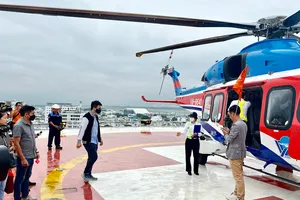Du khách trải nghiệm tour trực thăng tham quan TPHCM 