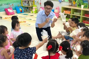 Thầy Thái Hồng Duy trong một buổi sinh hoạt ở lớp cùng các cháu mầm non