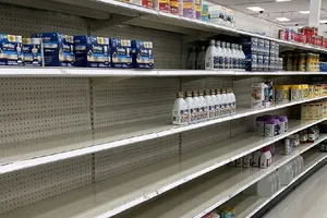 Quầy sữa công thức cho trẻ em trống rỗng trong một siêu thị ở Mỹ