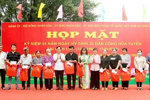 Huyện Bình Chánh thăm hỏi, trao quà đến các cô chú dân công và đại diện gia đình dân công năm xưa, đúng ngày giỗ của 32 dân công, vào ngày 18-6 (nhằm ngày 20-5 âm lịch). Ảnh: HẢI NAM