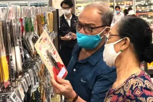 Người tiêu dùng mua sắm tại một siêu thị Finelife khu vực TPHCM