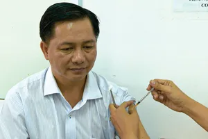 Ông Trần Văn Lâu, Chủ tịch UBND tỉnh Sóc Trăng,  tiêm vaccine Covid-19 mũi nhắc lại