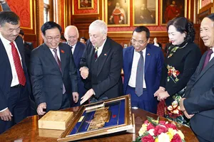 Chủ tịch Quốc hội Vương Đình Huệ  và Chủ tịch Hạ viện Anh Lindsay Hoyle trao tặng phẩm. Ảnh: TTXVN