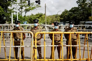 Nhân viên an ninh đứng gác bên ngoài tòa nhà Quốc hội Sri Lanka. Ảnh: REUTERS