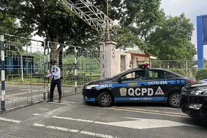 Cảnh sát thành phố Quezon phong tỏa khuôn viên Đại học Ateneo de Manila sau khi diễn ra vụ nổ súng. Nguồn: ABS-CBN News