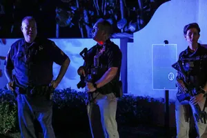 Các nhân viên mật vụ đứng ở cổng khu nghỉ dưỡng Mar-a-Lago của cựu Tổng thống Trump sau khi FBI thực hiện lệnh khácm xét khu nhà ở Palm Beach, Florida hôm 8-8-2022. Ảnh: REUTERS