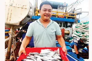 Là chủ tàu các  Phạm Tuyển luôn hòa đồng cùng bạn thuyền