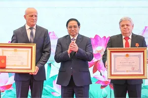 Thủ tướng Phạm Minh Chính trao  Huân chương Lao động hạng ba  tặng Viện VILAR và Huân chương Hữu nghị tặng Trưởng đại diện Thương mại  Liên bang Nga tại Việt Nam, sáng 14-8. Ảnh: VIẾT CHUNG