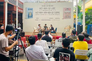 Nhiều bạn đọc, nhất là bạn đọc trẻ ngày nay vẫn dành sự quan tâm nhất định  đối với những cuốn sách sử thuộc hàng kinh điển của Việt Nam. Ảnh: LƯƠNG VY