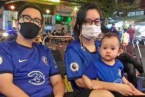 Gia đình fan Chelsea dễ thương ở San Coffee Tea