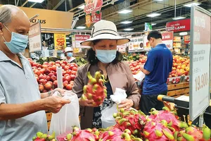 Khách chọn mua hàng tại hệ thống  siêu thị Co.opMart trên địa bàn TPHCM