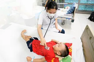 Bác sĩ  BV Nhi Trung ương thăm khám cho một bệnh nhi bị ngộ độc vitamin