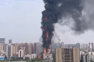 Cháy tòa nhà cao hơn 200m tại Trung Quốc