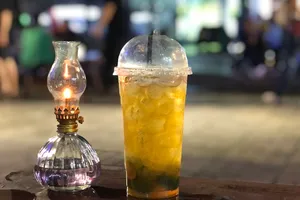  Quán cà phê kèm cây đèn dầu nhỏ  mang chút hoài niệm trong không gian Nhà Văn hóa Thanh niên TPHCM