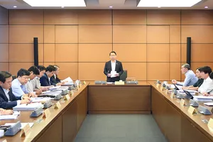 Các vị đại biểu Quốc hội tiến hành thảo luận tại tổ  về cải cách tiền lương