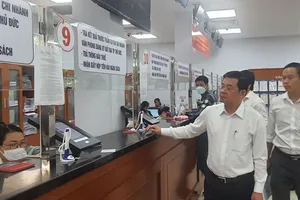  Giám đốc Nguyễn Toàn Thắng, kiểm tra tại quầy trả hồ sơ của CN Thủ Đức