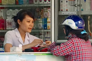 Dễ dàng tìm mua thuốc giảm đau  khiến nhiều người lạm dụng loại thuốc này. Ảnh: HOÀNG HÙNG