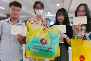 Những người tham gia hiến máu với phần quà mà họ không rõ,  hoặc chưa từng quan tâm đến giá trị. Ảnh: DŨNG PHƯƠNG