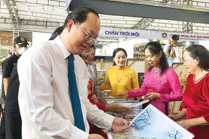 Phó Bí thư Thành ủy TPHCM  Nguyễn Hồ Hải tham quan gian hàng tại Hội chợ Nhiếp ảnh quốc tế