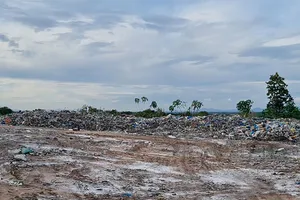 Hàng ngàn tấn rác thải ở huyện Ea Súp được đưa vào tập kết trong rừng