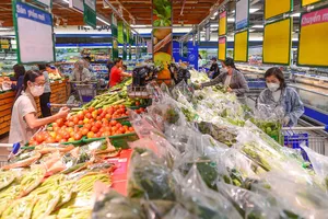 Người tiêu dùng chọn mua hàng tại một siêu thị