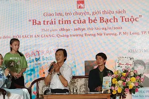 Nhà văn  Trần Tùng Chinh giao lưu nhân dịp ra mắt tác phẩm Ba trái tim của bé Bạch Tuộc  tại Hội sách  An Giang mới đây  