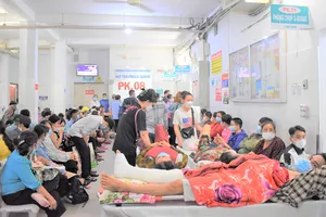 Hành lang Bệnh viện Chấn thương Chỉnh hình TPHCM chen chúc người bệnh và thân nhân 