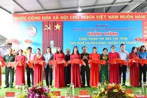 Bộ Tư lệnh Quân khu 7 và Bộ Chỉ huy Quân sự tỉnh Long An trao công trình văn hóa,  thể dục thể thao cho Giáo xứ Kiến Bình ở huyện Tân Thành, tỉnh Long An