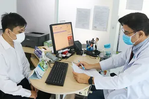 Bác sĩ đang trao đổi và hướng dẫn hợp tác điều trị cho phụ huynh  có con bị rối loạn tâm lý. Ảnh: HUỲNH GIAO