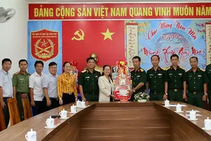 Đồng chí Nguyễn Thị Lệ thăm và chúc tết Tiểu đoàn Vệ binh 180, Quân khu 7. Ảnh: DŨNG PHƯƠNG
