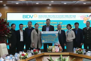 BIDV tặng quà cho bệnh nhân khó khăn