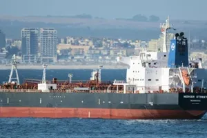 Tàu dầu Mercer Street ngoài khơi Cape Town, Nam Phi, năm 2016. Ảnh: AP 