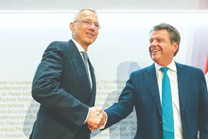 Chủ tịch Credit Suisse Axel Lehmann (trái) và Chủ tịch UBS Colm Kelleher đạt thỏa thuận về thương vụ lịch sử