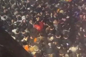 Hiện trường vụ giẫm đạp tại một trung tâm cứu trợ ở khu vực Bab Al-Yemen thuộc thủ đô Sanaa, Yemen. Ảnh: Press TV