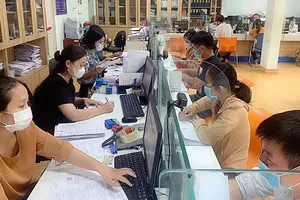 Người lao động làm thủ tục tại cơ quan BHXH ở Hà Nội