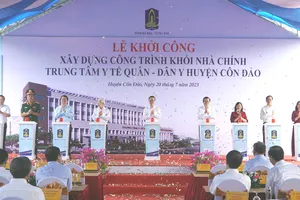 Chủ tịch nước cùng các đại biểu bấm nút khởi công dự án Trung tâm Y tế Quân - Dân y huyện Côn Đảo 