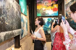 Khách tham quan một triển lãm hội họa tại TPHCM. Ảnh: HAKIO