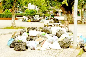 Rác chất thành đống tại Công viên Nguyễn Đình Chiểu (huyện Ba Tri, tỉnh Bến Tre)