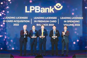 Đại diện LPBank, ông Nguyễn Văn Thùy - Phó Chủ tịch Thường trực HĐQT (ở giữa), ông Nguyễn Đình Ngân - Phó Giám đốc Phụ trách Khối Ngân Hàng Số (thứ hai từ trái sang) và ông Nguyễn Thanh Bình - Trưởng phòng Vận hành Ngân Hàng Số Khối CNTT (thứ hai từ phải sang) nhận giải thưởng của JCB trao tặng