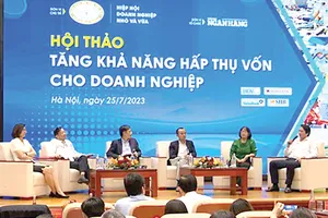 Ông Trần Long - Phó Tổng Giám đốc BIDV (ngoài cùng bên phải) chia sẻ thông tin tại Hội thảo “Tăng khả năng hấp thụ vốn cho doanh nghiệp”