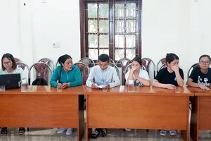 Nhóm "Bông hồng đen" tại buổi làm việc với UBND phường Hải Sơn liên quan việc cho tiền để lấy mẫu máu của học sinh xét nghiệm. Nguồn ảnh: Tuyên giáo quận Đồ Sơn